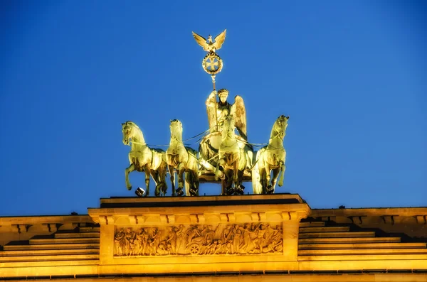 Majestad de Quadriga sobre la Puerta de Brandeburgo, con el cielo dramático —  Fotos de Stock