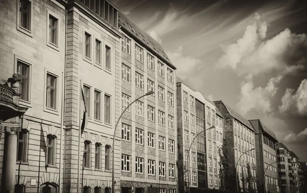 Fila de edifícios em Berlim com céu dramático — Fotografia de Stock