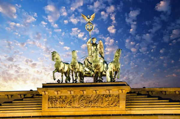 Majestat kwadrygi nad Brama Brandenburska, z dramatyczne niebo — Zdjęcie stockowe