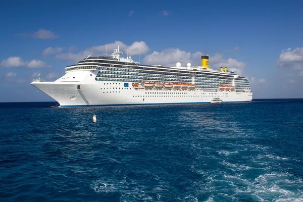 Cruise Ship Anchored in The Caribbean — Stock Photo, Image