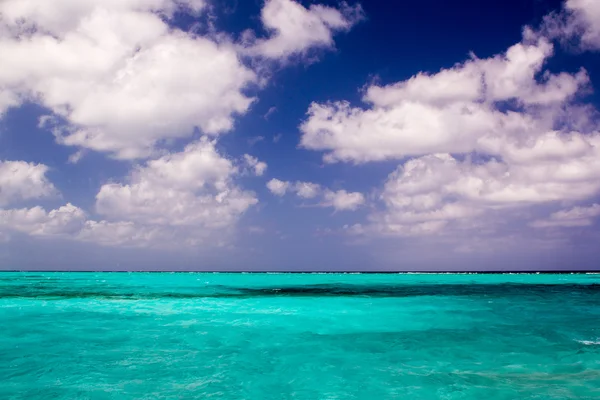 Gyönyörű kristálytiszta karibi türkizkék tengervíz, hori kék ég — Stock Fotó