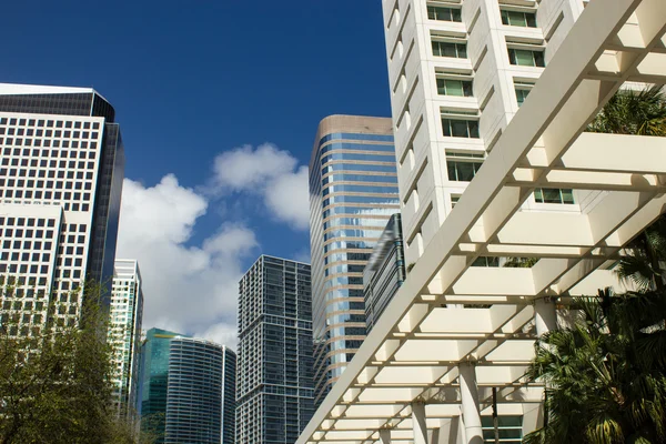フロリダ州マイアミ、空に手を伸ばすのビジネス建物 — ストック写真