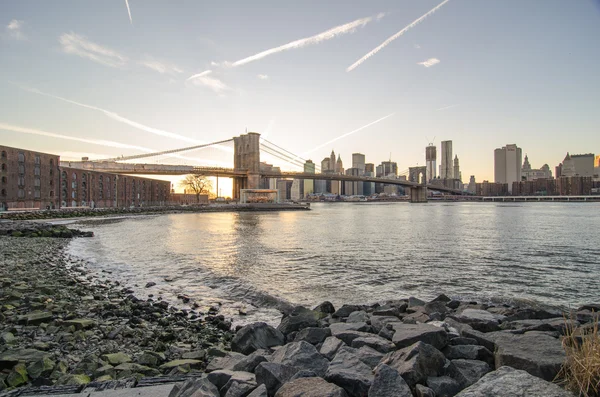 Wide Angle view of Brooklyn Bridge and Manhattan Skyscrapers — Stock Photo, Image