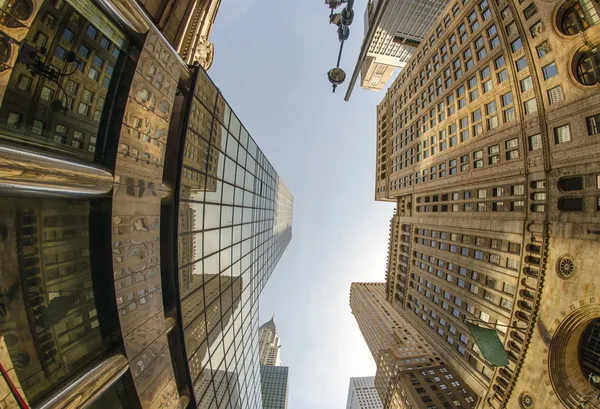 Nahoru širokoúhlého zobrazení vysokých mrakodrapů Manhattanu - new york ci — Stock fotografie