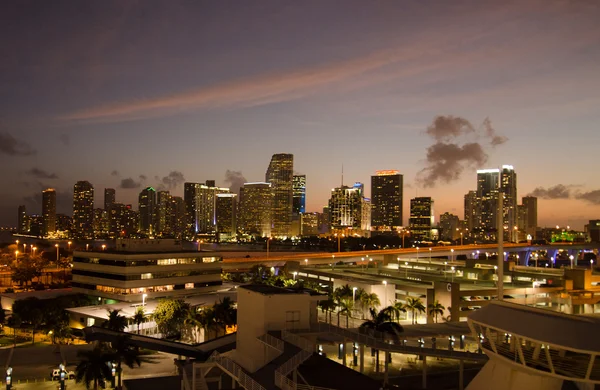 Crepúsculo brilha no horizonte de edifícios de miami em uma véspera de inverno calma — Fotografia de Stock
