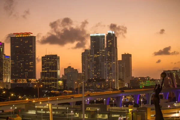 Twilight sken på skyline av miami byggnader på en lugn vinter eve — Stockfoto