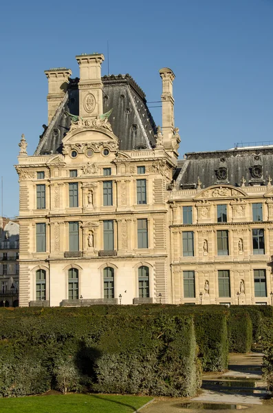 Vacker utsikt över Louvren palace, tuileries trädgårdssidan, paris, f — Stockfoto
