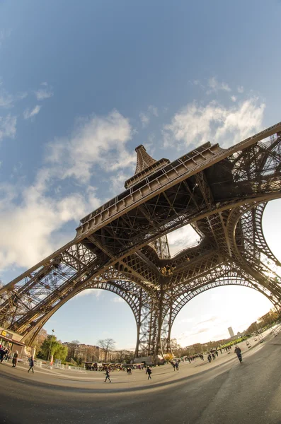 Вгору "риб'яче око" видом на Ейфелеву вежу в Парижі — стокове фото