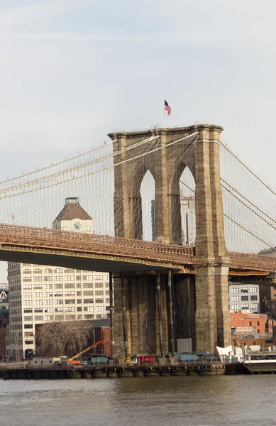 Staande weergave van brooklyn brug toren en de vlaggenstaat in new york city — Stockfoto