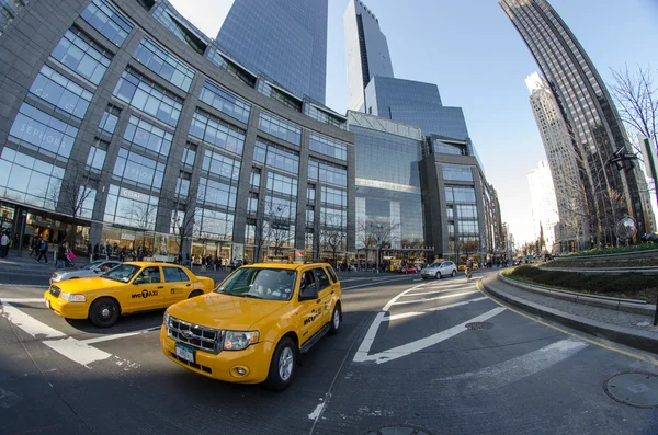 New York City - 9. März: Gelbe Taxis halten an Ampel im Kolumbuskreis — Stockfoto