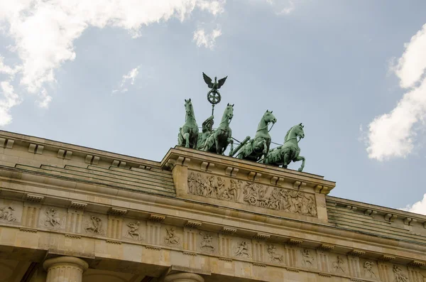 Скульптура Quadriga на вершине Берлинских Бранденбургских ворот — стоковое фото