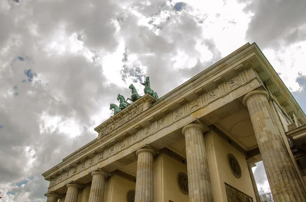 Escultura Quadriga en la parte superior de la Puerta de Brandenburgo de Berlín — Foto de Stock