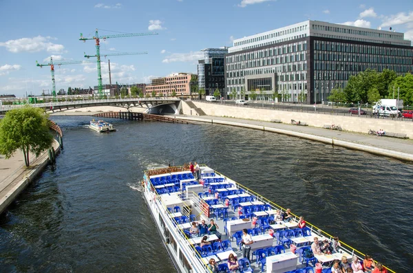 ベルリンのシュプレー川とランドマーク — ストック写真