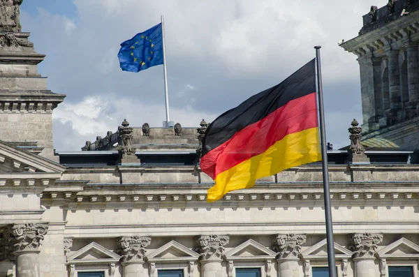 Bandeira Alemã acenando em frente ao Reichstag, Berlim — Fotografia de Stock
