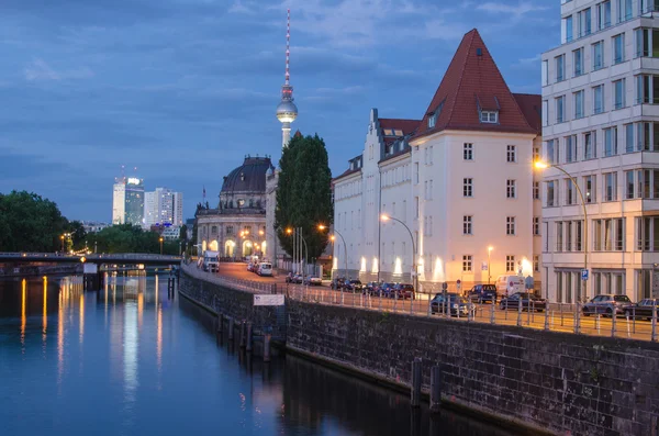 Berlin sevärdheter och byggnader efter solnedgången med floden spree och — Stockfoto