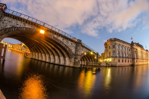 Berlino Luoghi di interesse ed edifici dopo il tramonto con il fiume furia e — Foto Stock
