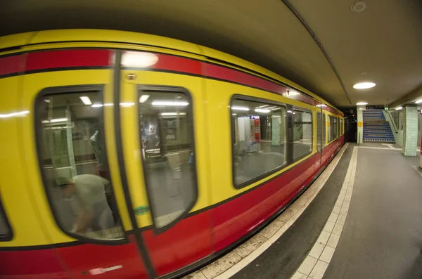 Поезд метрополитена Берлина — стоковое фото