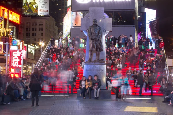 New york city - 6 mar: times square is gekenmerkt met theaters van broadway — Stockfoto