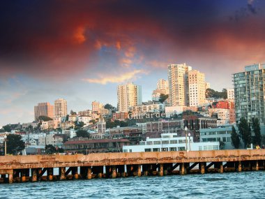 dramatik gökyüzü ile san Francisco manzarası