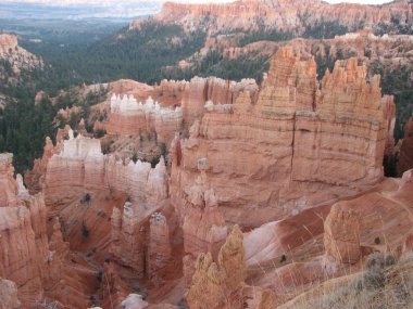 büyük kuleler uzağa erozyon bryce canyon Ulusal par tarafından oyulmuş.