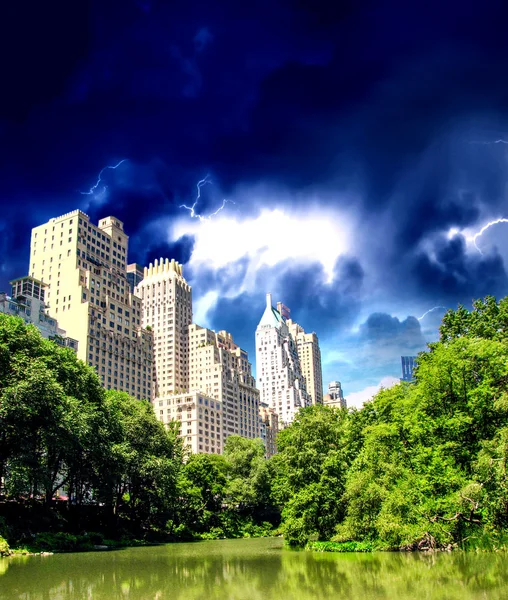 New York City - Manhattan Skyscrapers from Central Park with Tre — Stock Photo, Image