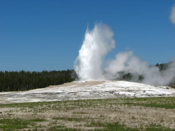 Erupção do velho gêiser fiel no parque nacional de Yellowstone — Fotografia de Stock