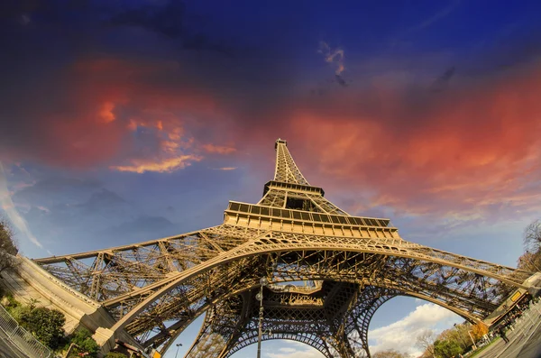 Sunrise in Paris, with the Eiffel Tower — Stock Photo, Image