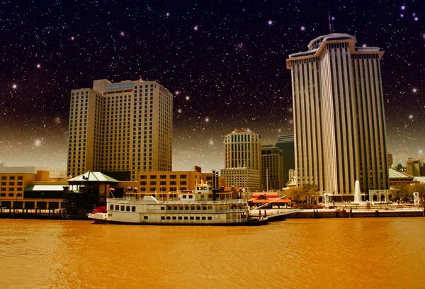 与密西西比河，路易斯安那州的新奥尔良的摩天大楼 》 — 图库照片