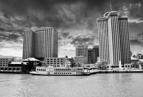 New Orleans, louisiana mississippi Nehri ile skycrapers — Stok fotoğraf