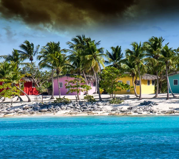 Barevné Karibiku domy tropické ostré barvy — Stock fotografie