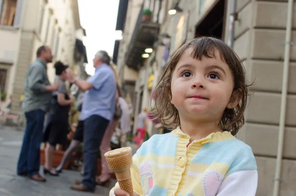 Holčička jíst zmrzlinu v ulicích města — Stock fotografie