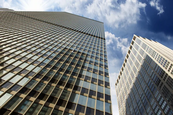Grattacieli moderni con cielo drammatico — Foto Stock