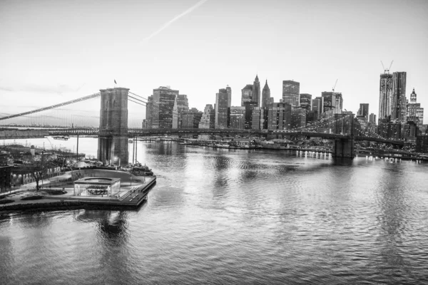 Bridge i new york city på solnedgången, manhattan — Stockfoto
