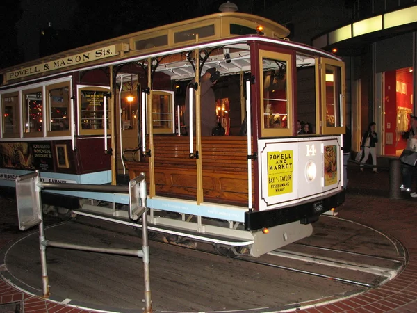 San Francisco - 16 październik: Pasażerowie korzystają przejażdżkę kolejką linową — Zdjęcie stockowe