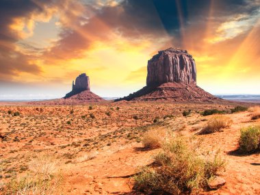 gün batımında, utah anıt Vadisi ünlü buttes