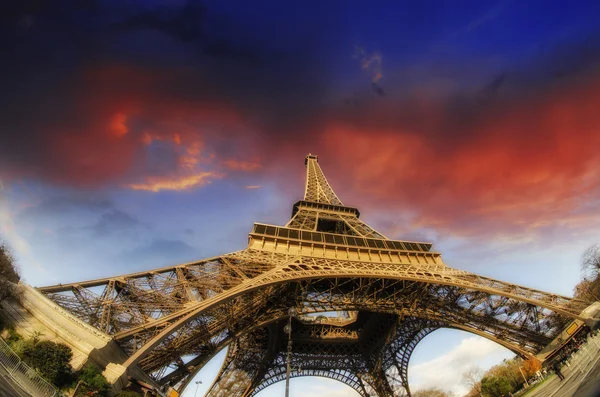 Soluppgång i paris med Eiffeltornet — Stockfoto