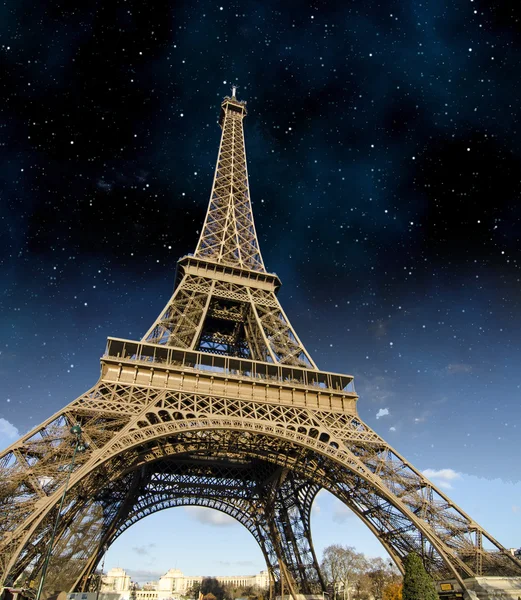 Estrellas y cielo nocturno sobre la Torre Eiffel de París — Foto de Stock