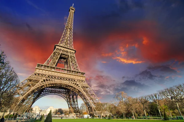 Torre Eiffel em Paris sob um céu cheio de trovões — Fotografia de Stock