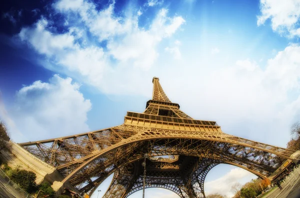 Vue spectaculaire de la Tour Eiffel avec ciel sur fond — Photo