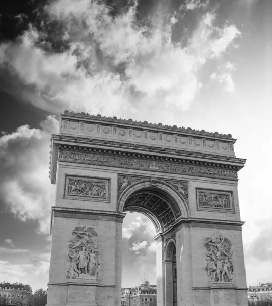 Stürmischer Himmel über der Architektur von Paris, Frankreich — Stockfoto