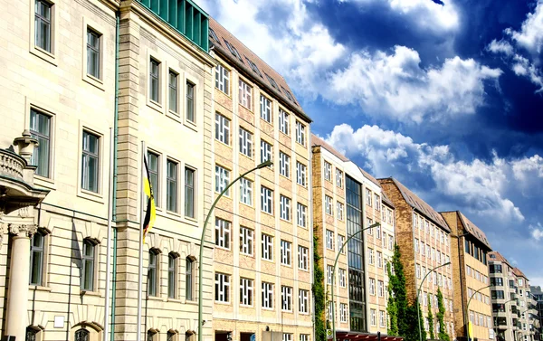 Wiersz budynków w Berlinie z dramatyczne niebo — Zdjęcie stockowe