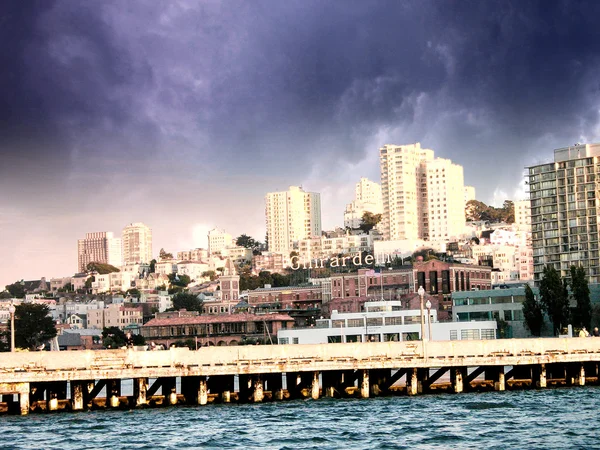 Dramatik gökyüzü ile san Francisco manzarası — Stok fotoğraf