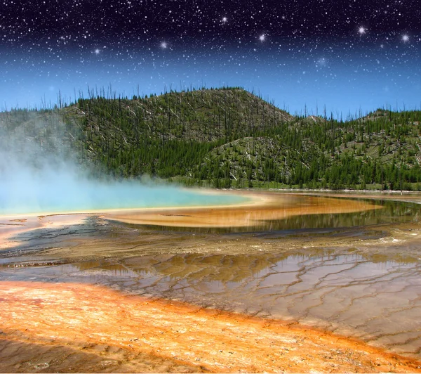 Paesaggio e geyser del Parco Nazionale di Yellowstone di notte — Foto Stock