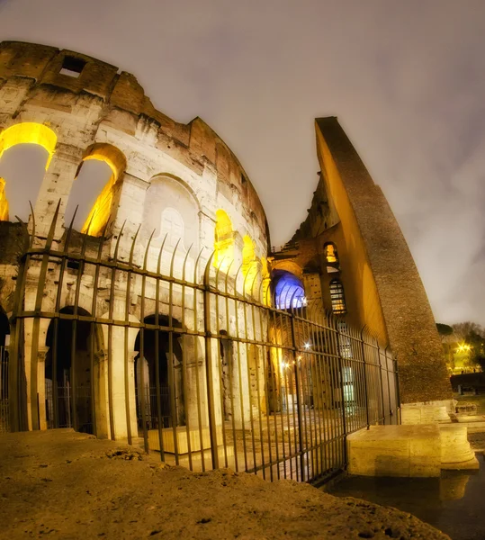 Огни Колизея ночью — стоковое фото