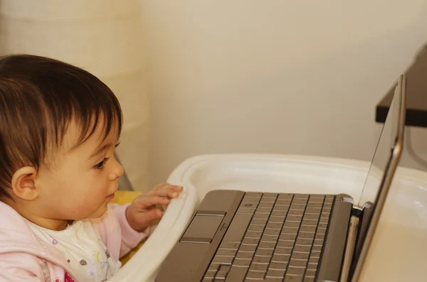 1 an bébé fille essayant d'utiliser son Netbook — Photo