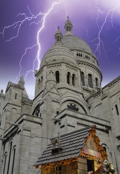 在圣心大教堂，巴黎的天空颜色 — 图库照片