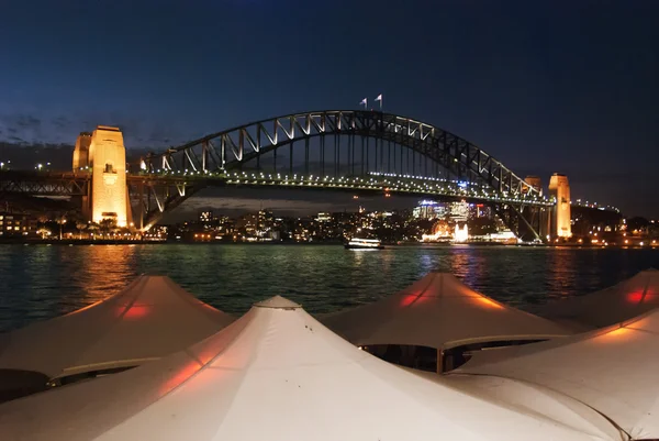 夜のシドニー港に近づいています。 — ストック写真