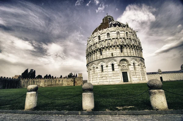 Dåpsstudier i romansk stil i Pisa, Italia – stockfoto