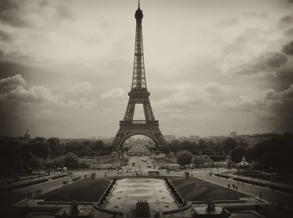 Metalen structuur van Eiffeltoren tegen een bewolkte hemel — Stockfoto