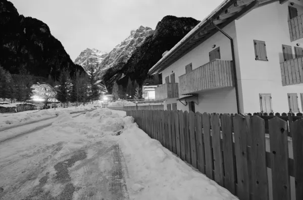 Nachtlandschaft der Dolomiten im Winter — Stockfoto